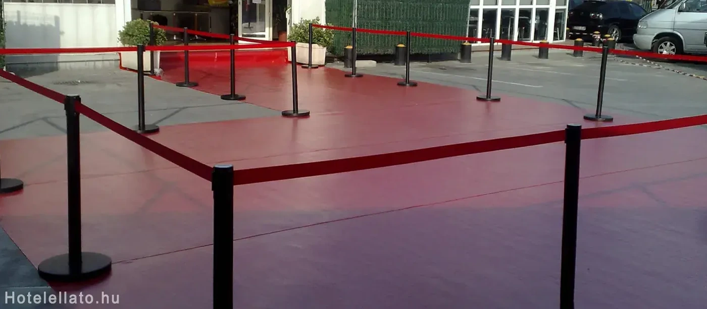 Szalagos kordonoszlop bejáratnál